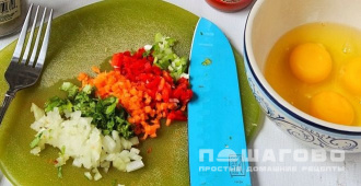 Фото приготовления рецепта: Классические корейские яичные роллы - шаг 1