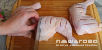 Фото приготовления рецепта: Куриные окорочка с яйцами и овощами на сковороде - шаг 2