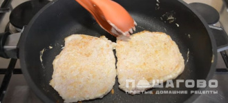 Фото приготовления рецепта: Мясо по-французски с сыром и луком - шаг 6