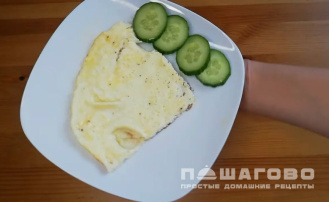 Фото приготовления рецепта: Омлет с молоком - шаг 4