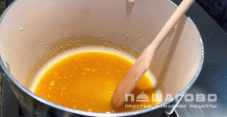 Фото приготовления рецепта: Классический клюквенный соус с соком лимона и апельсина - шаг 5