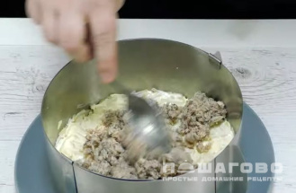 Фото приготовления рецепта: Вкусный рыбный салат Мимоза - шаг 4
