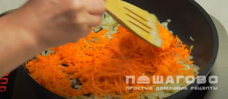 Фото приготовления рецепта: Борщ красный со свеклой, томатной пастой и зеленью - шаг 12
