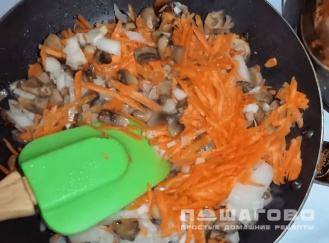 Фото приготовления рецепта: Сырный суп по-французски с курицей и грибами - шаг 2