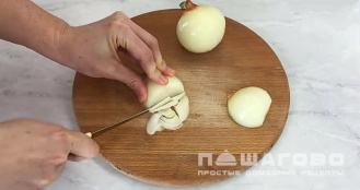 Фото приготовления рецепта: Тушенная скумбрия с овощами на сковороде - шаг 3