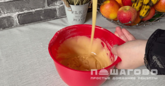 Фото приготовления рецепта: Ленивый медовик - шаг 1