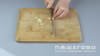 Фото приготовления рецепта: Салат с консервированной фасолью и курицей - шаг 3