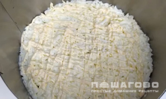 Фото приготовления рецепта: Салат с черносливом и копченой курицей - шаг 4