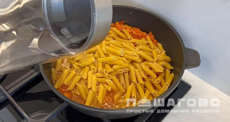 Фото приготовления рецепта: Макароны с фрикадельками в сковороде - шаг 9