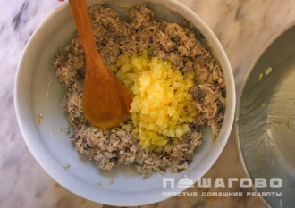 Фото приготовления рецепта: Рийет из скумбрии горячего копчения и творожного сыра - шаг 3