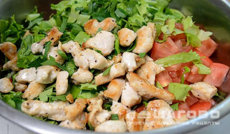 Фото приготовления рецепта: Свежий зеленый салат с курицей, овощами и сыром - шаг 6