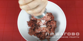 Фото приготовления рецепта: Бифштекс из фарша говядины на сковороде - шаг 4