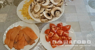Фото приготовления рецепта: Пицца с филадельфией и маринованным лососем - шаг 4