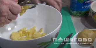 Фото приготовления рецепта: Салат Оливье с отварной рыбой - шаг 3