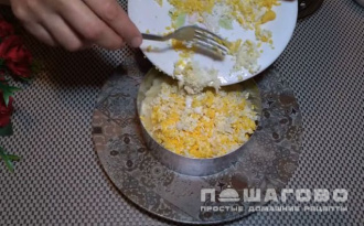 Фото приготовления рецепта: Салат с курицей, ананасами, сыром и яйцом - шаг 3