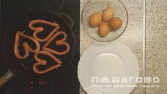 Фото приготовления рецепта: Яичница в форме сердца - шаг 2