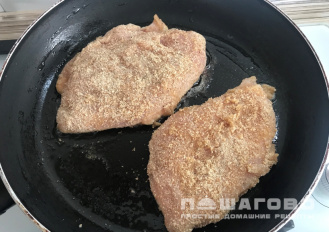 Фото приготовления рецепта: Куриный шницель с помидорами и сыром в духовке - шаг 3