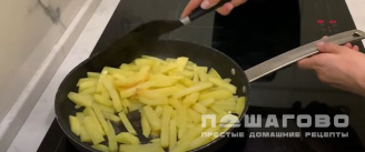 Фото приготовления рецепта: Азу по-татарски из говядины с солеными огурцами - шаг 5