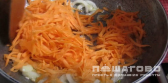 Фото приготовления рецепта: Салат Белый медведь с курагой и грецким орехом - шаг 2