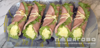 Фото приготовления рецепта: Рулетики из ветчины с сыром и яйцом - шаг 4