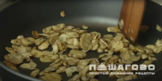 Фото приготовления рецепта: Пицца диетическая на кефире из куриного филе - шаг 1