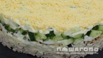 Фото приготовления рецепта: Нежный салат с копченой курицей и свежими огурцами - шаг 7