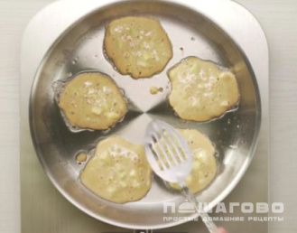 Фото приготовления рецепта: Яблочные оладьи с ванилью - шаг 3