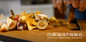Фото приготовления рецепта: Жареная картошка с лесными грибами - шаг 4
