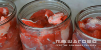 Фото приготовления рецепта: Тушенка из свиных ножек - шаг 6