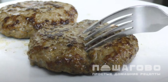 Фото приготовления рецепта: Бифштекс из фарша говядины на сковороде - шаг 11