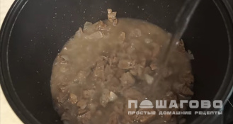 Фото приготовления рецепта: Гуляш из говядины с подливкой - шаг 5