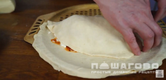 Фото приготовления рецепта: Пицца «Кальцоне» - шаг 9