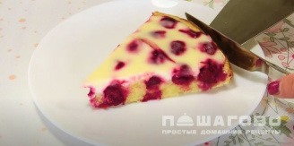 Фото приготовления рецепта: Заливной ягодный пирог - шаг 14
