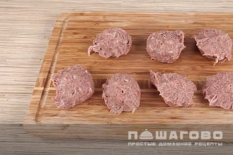 Фото приготовления рецепта: Рубленые бифштексы с деревенским яйцом - шаг 8