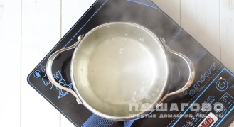 Фото приготовления рецепта: Соленые помидоры с чесноком - шаг 2