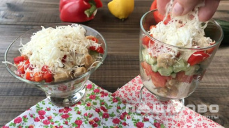Фото приготовления рецепта: Салат-коктейль с курицей и фруктами - шаг 4