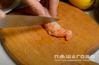 Фото приготовления рецепта: Диетический салат с креветками и авокадо - шаг 1