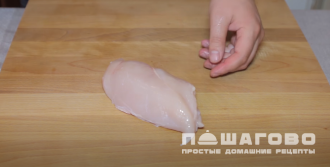 Фото приготовления рецепта: Сэндвич с куриной грудкой на работу - шаг 2