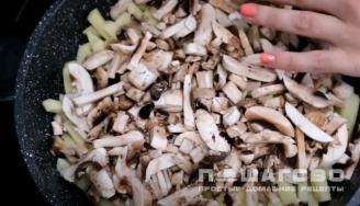 Фото приготовления рецепта: Жареная картошка с шампиньонами и луком на сковороде - шаг 5