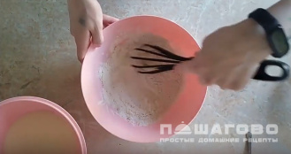 Фото приготовления рецепта: Панкейки на кислом молоке с бананом - шаг 3
