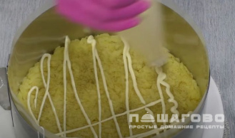 Фото приготовления рецепта: Салат «Мимоза» с легким майонезом - шаг 6