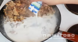 Фото приготовления рецепта: Жюльен из грибов и курицы - шаг 8
