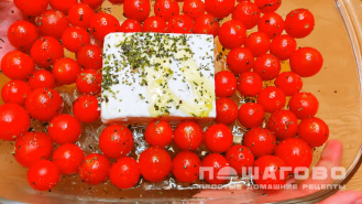 Фото приготовления рецепта: Спагетти с помидорами и сыром в духовке - шаг 2