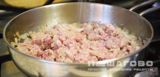 Фото приготовления рецепта: Запеканка из кабачков с фаршем и помидорами - шаг 5