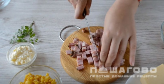 Фото приготовления рецепта: Салат с ветчиной, сухариками и листовым салатом - шаг 1