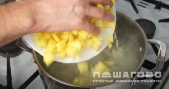Фото приготовления рецепта: Нежный куриный суп-пюре с сыром - шаг 4