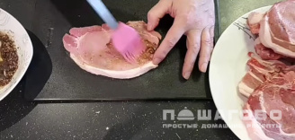 Фото приготовления рецепта: Стейк из свинины в духовке - шаг 3