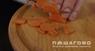 Фото приготовления рецепта: Салат Прага с курицей и черносливом - шаг 4