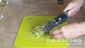 Фото приготовления рецепта: Салат с клубникой и авокадо - шаг 1