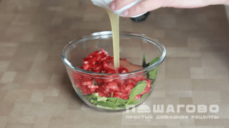 Фото приготовления рецепта: Салат с клубникой и авокадо - шаг 3